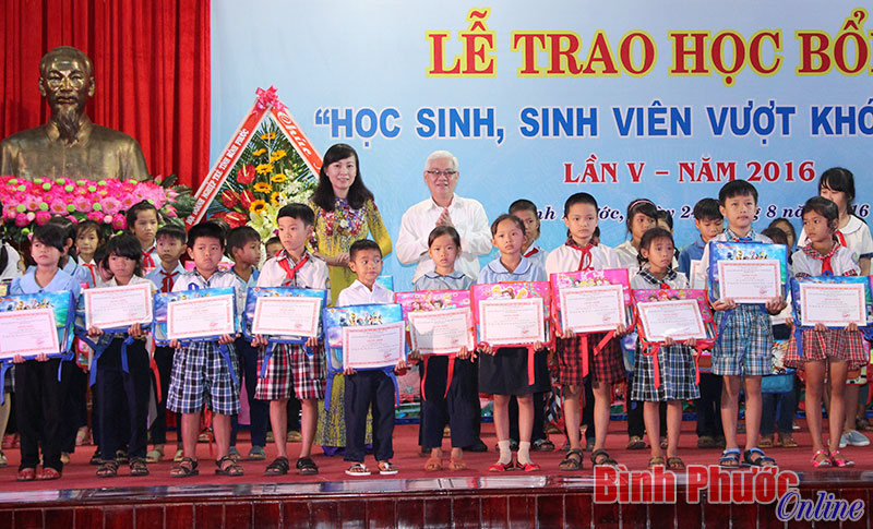 Trao học bổng cho 374 học sinh, sinh viên vượt khó học tốt