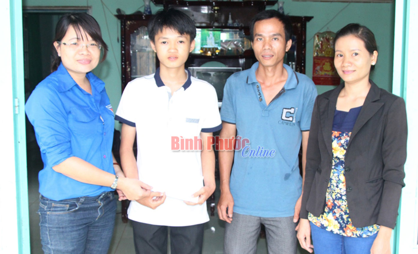 Trung tâm Anh ngữ quốc tế Á - Châu: Tặng học bổng trị giá 7 triệu đồng cho 2 học sinh nghèo hiếu học