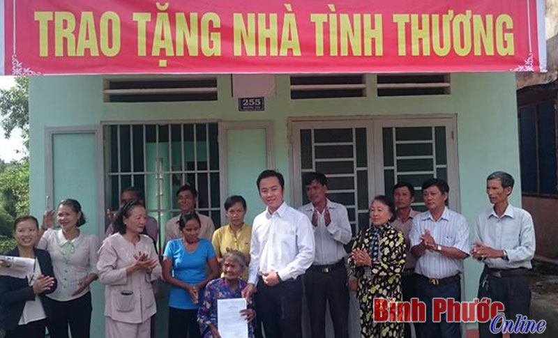 Trao nhà tình thương cho hộ dân tộc thiểu số nghèo