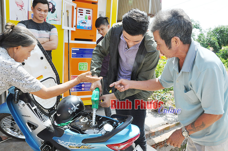 Trụ bơm xăng tự động: Người dân ủng hộ, ngành chức năng lúng túng - Bài 1