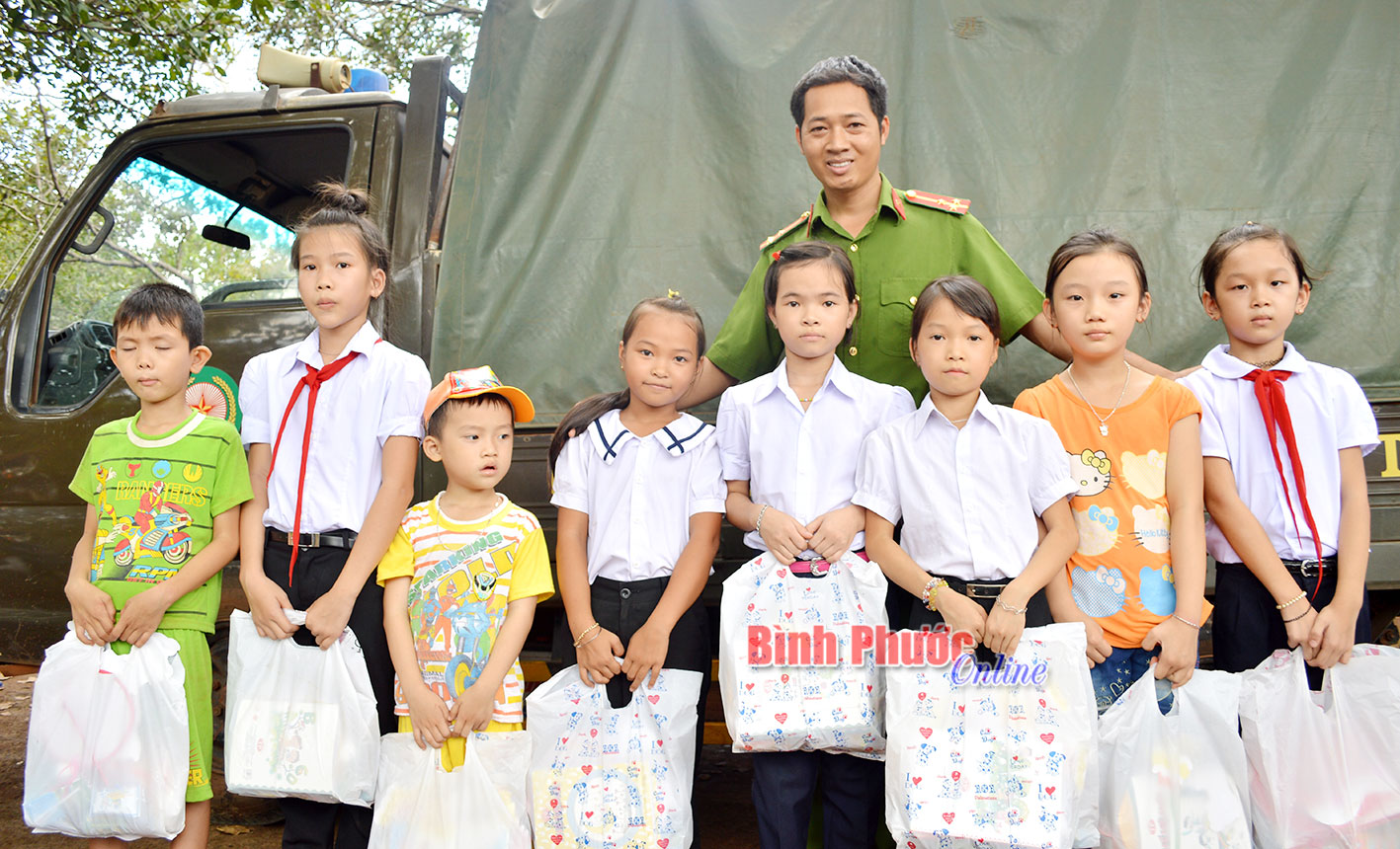 500 phần quà tặng thiếu nhi xã Thuận Phú