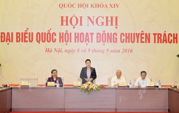 Ph&aacute;t huy tr&iacute; tuệ, tr&aacute;ch nhiệm của đại biểu Quốc hội chuy&ecirc;n tr&aacute;ch