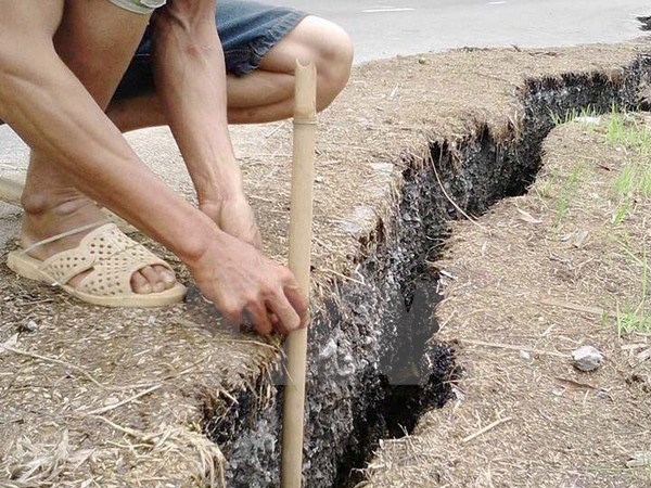 Kinh hãi vết nứt dài trên 200m, sâu tới 2m tại Quốc lộ 217