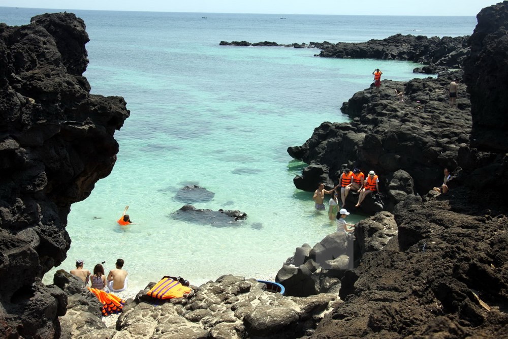 Khám phá đảo hoang rộng chưa tới 1km2 ngay sát Lý Sơn