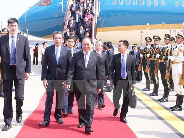 Thủ tướng Nguyễn Xu&acirc;n Ph&uacute;c bắt đầu thăm ch&iacute;nh thức Trung Quốc