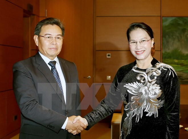 Chủ tịch Quốc hội tiếp Đo&agrave;n Ủy ban Trung ương Mặt trận L&agrave;o