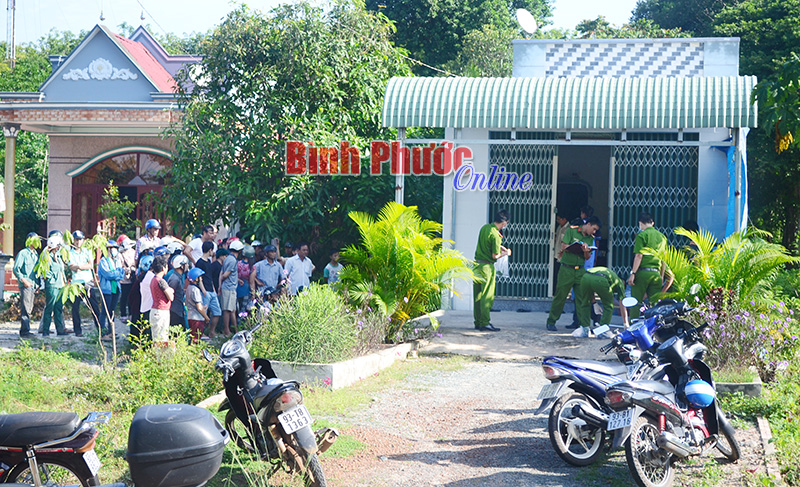 Một người đàn ông treo cổ tự tử trước hiên nhà