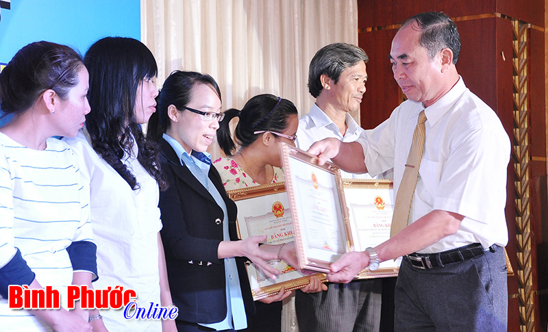 Tuy&ecirc;n dương 135 doanh nghiệp, doanh nh&acirc;n điển h&igrave;nh trong nộp thuế năm 2015