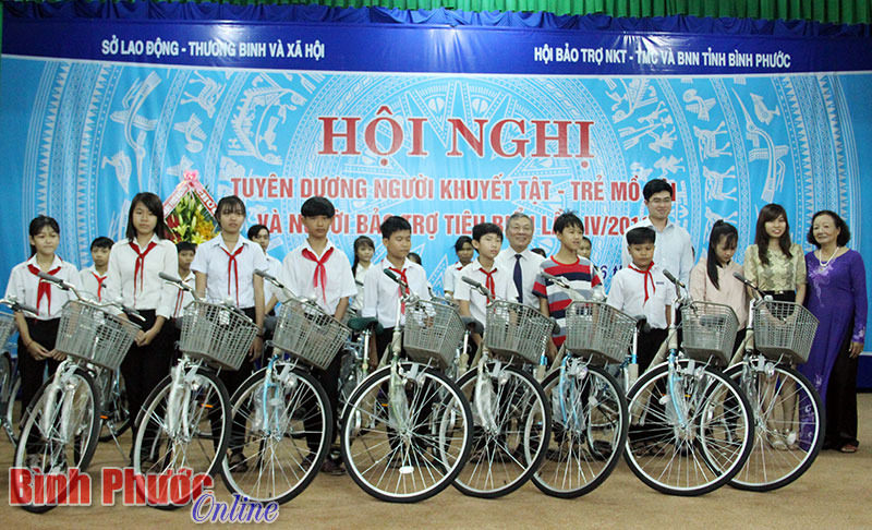 Tuy&ecirc;n dương người khuyết tật - trẻ mồ c&ocirc;i v&agrave; người bảo trợ ti&ecirc;u biểu