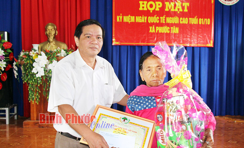 Đo&agrave;n l&atilde;nh đạo tỉnh thăm, ch&uacute;c thọ người cao tuổi huyện Ph&uacute; Riềng