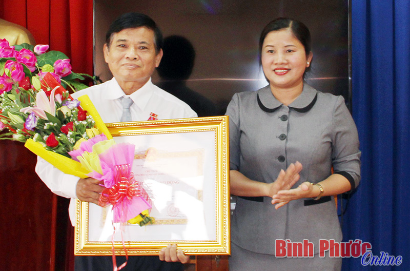 Việc đ&aacute;nh gi&aacute;, xếp loại c&aacute;n bộ phải được thực hiện quyết liệt, thẳng thắn hơn