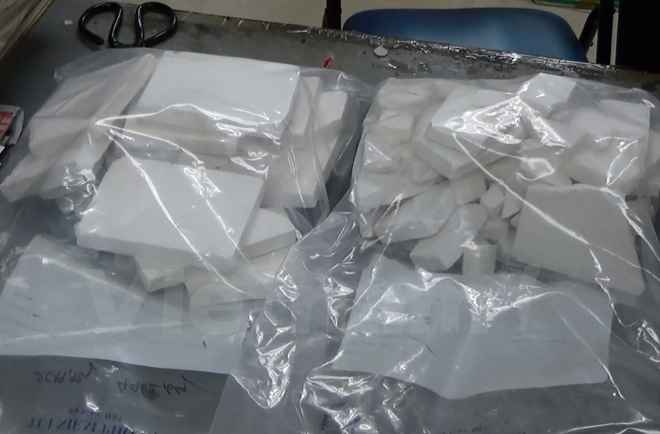 Bắt giữ nữ Việt kiều xách 14 bánh heroin ở sân bay Tân Sơn Nhất