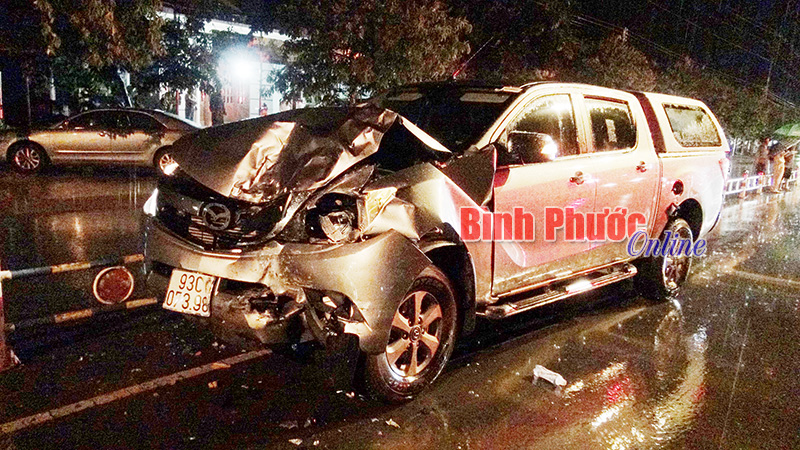 Ô tô tông xe tang, 2 người bị thương