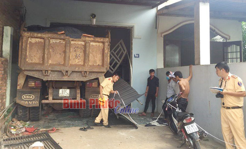 Mất thắng, xe tải đâm sập phòng khách nhà dân
