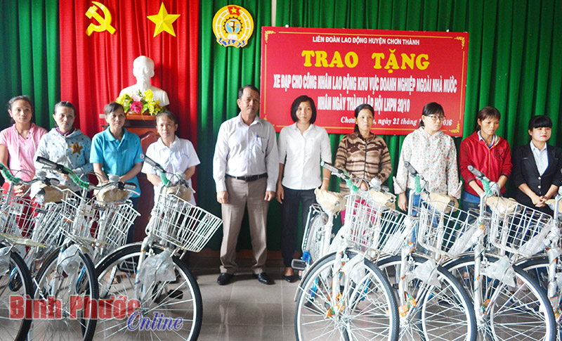 Liên đoàn Lao động Chơn Thành tặng 10 xe đạp cho công nhân, lao động khó khăn