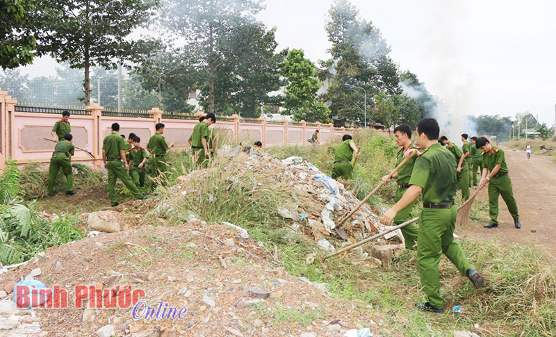 700 thanh niên Công an tỉnh dọn vệ sinh môi trường