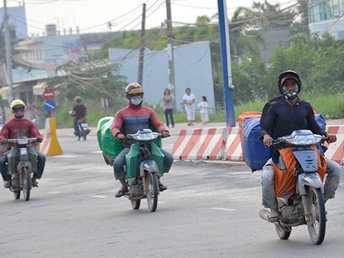 Bắt quả tang 3 thanh niên buôn lậu thuốc lá