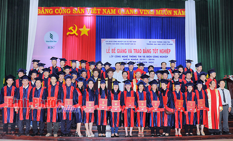 54 học viên được nhận bằng kỹ sư công nghệ thông tin và điện dân dụng
