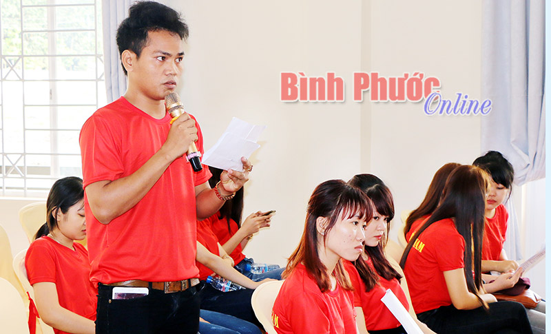 Đại biểu Quốc hội tiếp x&uacute;c cử tri l&agrave; c&ocirc;ng nh&acirc;n trong khu c&ocirc;ng nghiệp