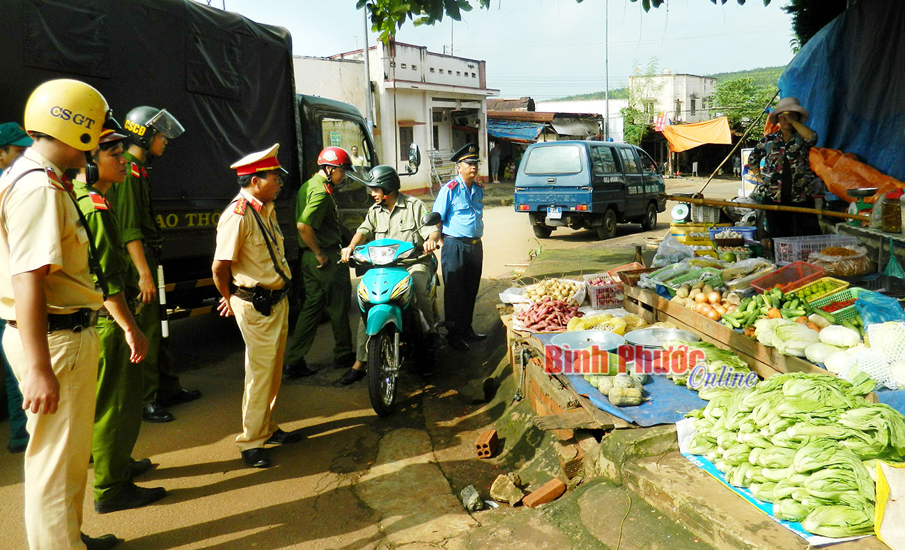 Công an huyện Lộc Ninh giải tỏa lòng, lề đường trên tuyến quốc lộ 13 