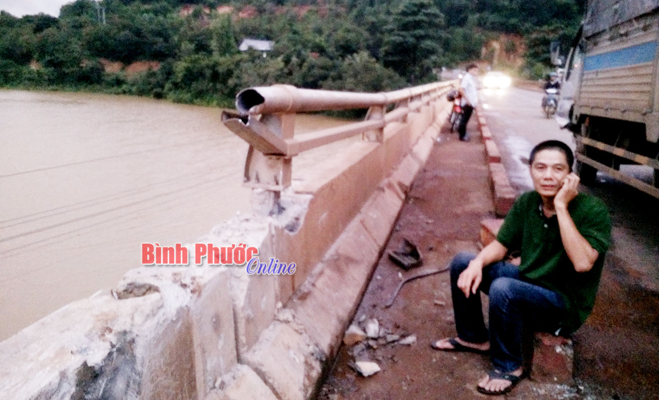 Xe tải bẻ lái, tông sập thành cầu 38