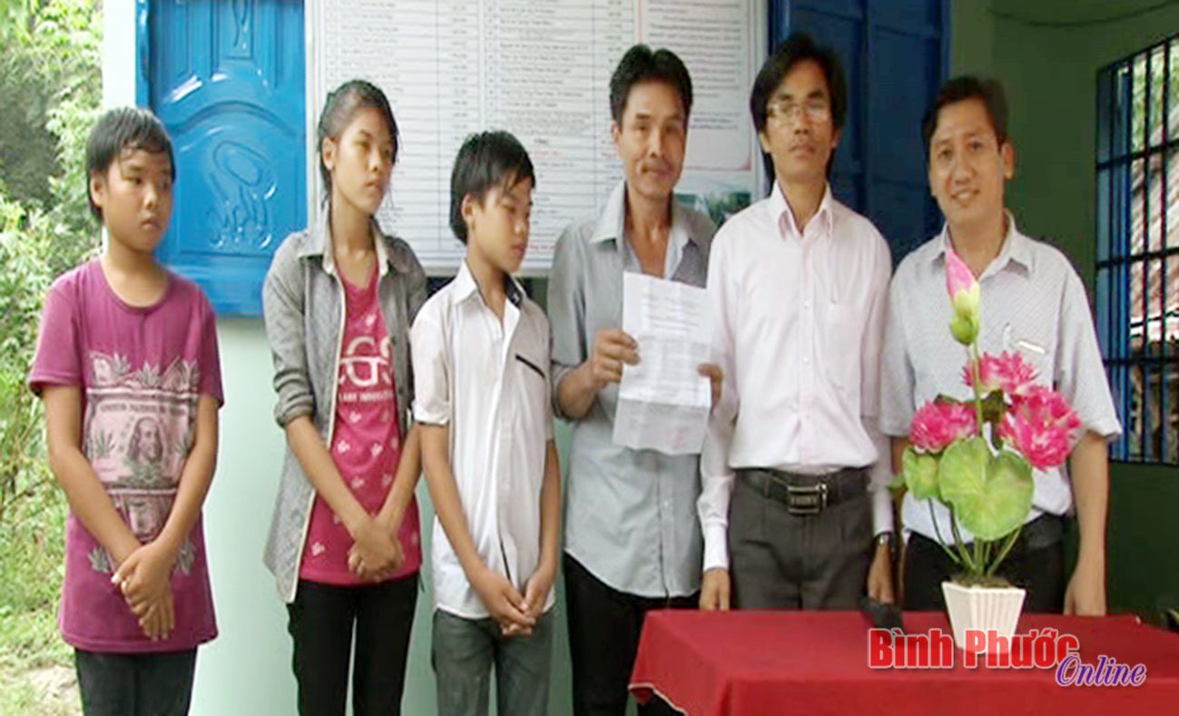 Trung tâm khuyến nông, khuyến ngư tỉnh trao tặng nhà tình thương và 200 con gà thả vườn cho hộ nghèo