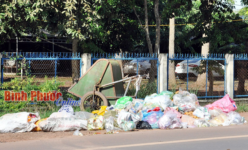 R&aacute;c tập kết trước cổng n&ocirc;ng trường