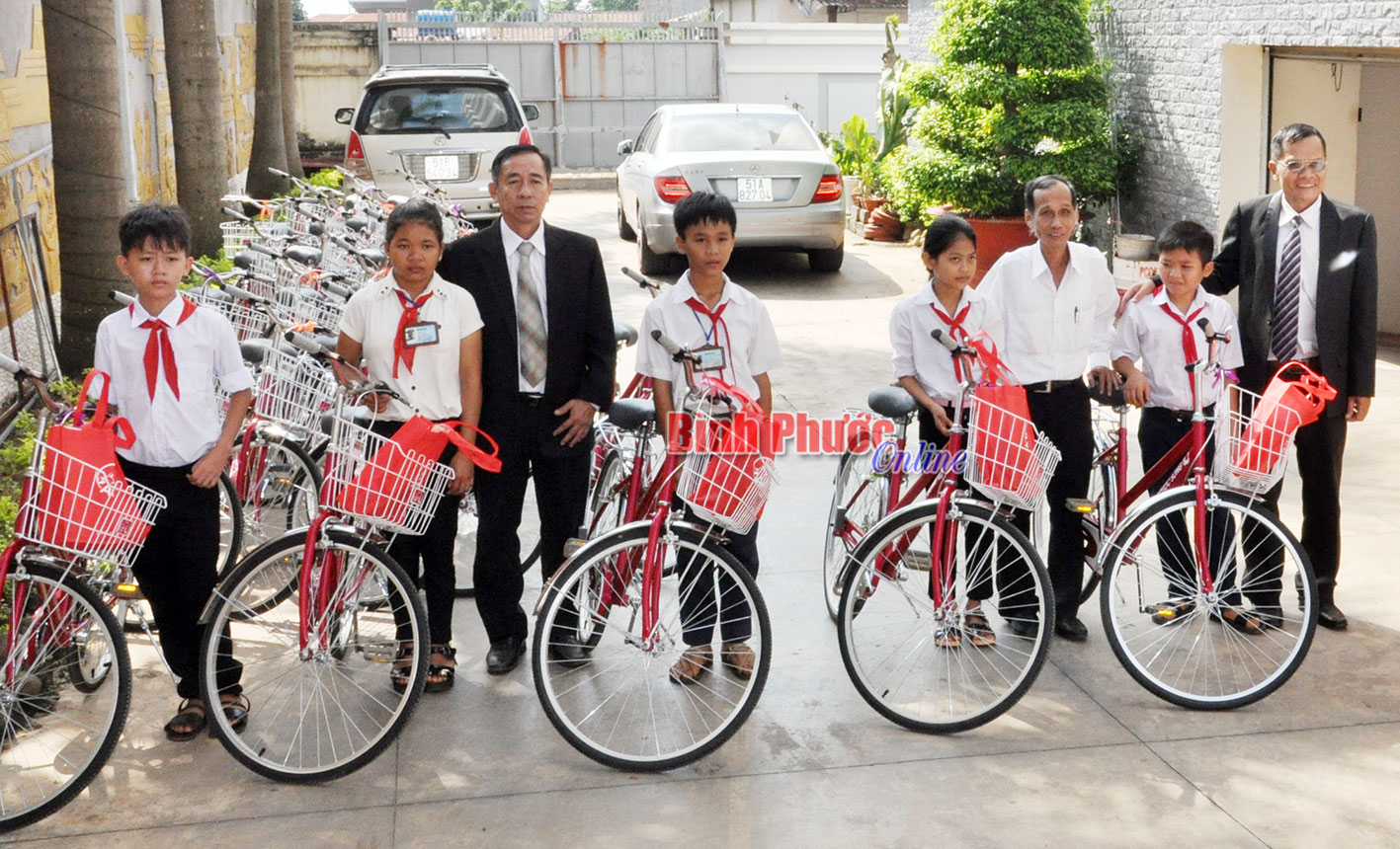 Công ty bảo hiểm AIA trao 25 xe đạp cho học sinh khó khăn