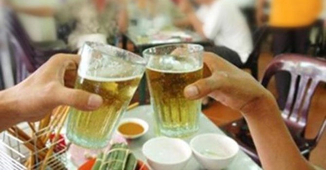 Bị đâm vì không uống bia mời