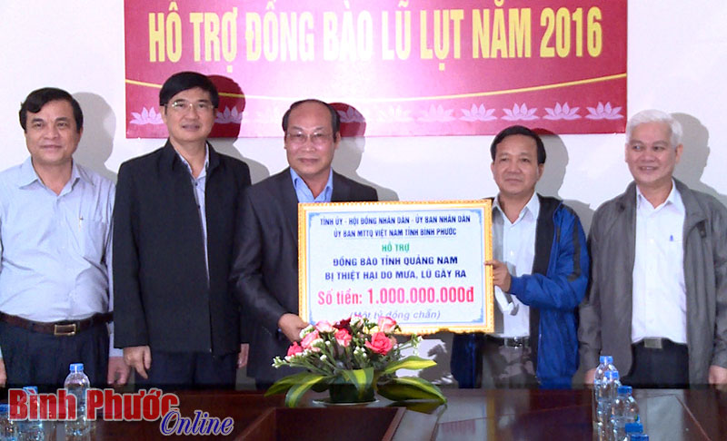 B&iacute; thư Tỉnh ủy Nguyễn Văn Lợi tặng qu&agrave; nh&acirc;n d&acirc;n v&ugrave;ng lũ Quảng Nam