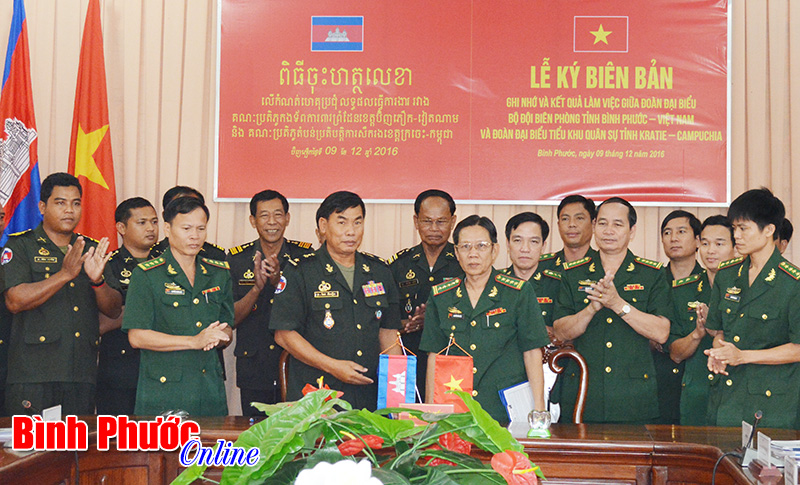 Bộ đội bi&ecirc;n ph&ograve;ng B&igrave;nh Phước v&agrave; Tiểu khu qu&acirc;n sự Kratie: K&yacute; kết bi&ecirc;n bản ghi nhớ l&agrave;m việc