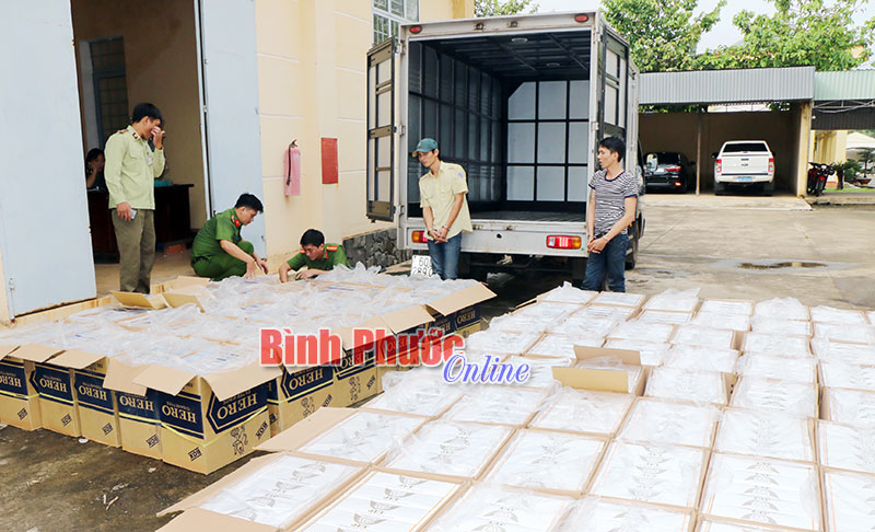 Bắt xe tải vận chuyển 60 ng&agrave;n bao thu&ocirc;́c lá lậu