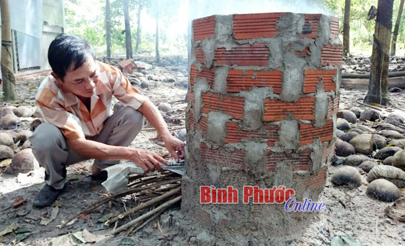 CCB xã Minh Hưng xây lò đốt rác bảo vệ môi trường