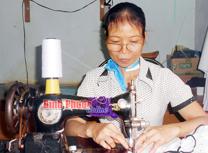 Chị Vũ Thị Hảo - Thợ may khuyết tật khéo tay