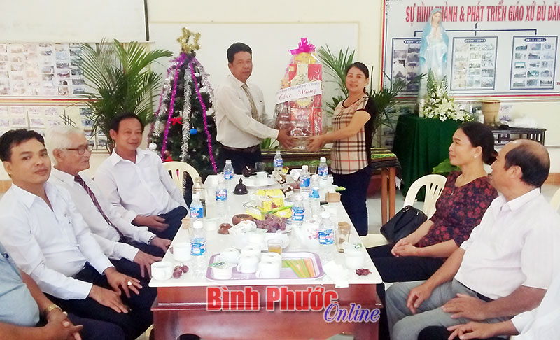 L&atilde;nh đạo huyện B&ugrave; Đăng thăm, ch&uacute;c mừng Gi&aacute;o xứ nh&acirc;n dịp Gi&aacute;ng sinh 2016