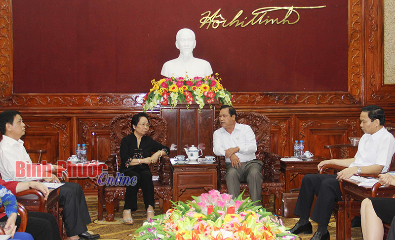 Chủ tịch Hội Khuyến học Việt Nam Nguyễn Thị Doan thăm v&agrave; l&agrave;m việc tại B&igrave;nh Phước