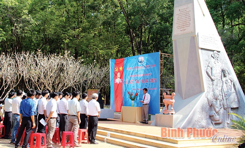 Chuyển biến t&iacute;ch cực từ c&ocirc;ng t&aacute;c ph&aacute;t triển đảng vi&ecirc;n