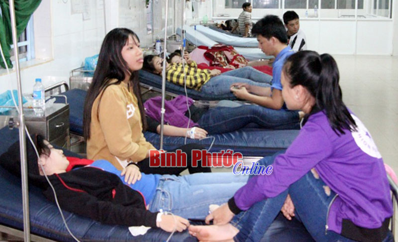 80 công nhân phải nhập viện nghi do ngộ độc thức ăn