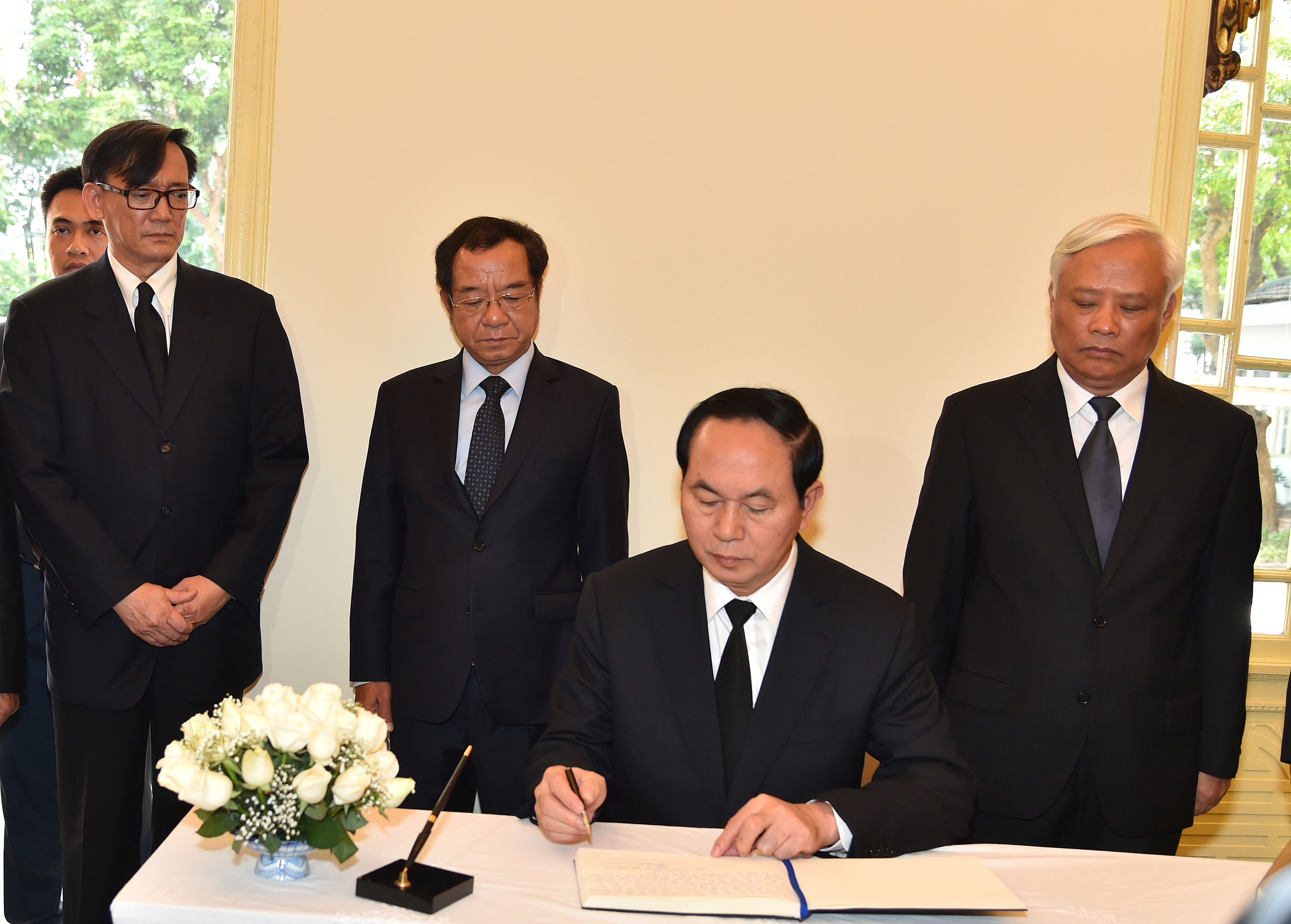 L&atilde;nh đạo Đảng, Nh&agrave; nước viếng Nh&agrave; vua Th&aacute;i Lan