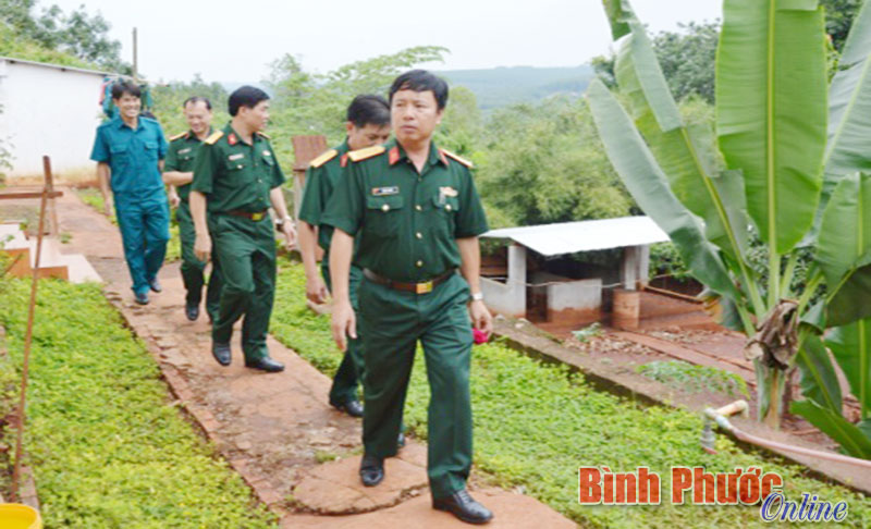 Cục ch&iacute;nh trị Qu&acirc;n khu 7 kiểm tra tại bộ chqs tỉnh