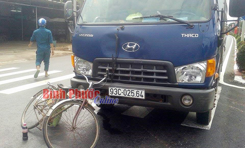 Nhận quà từ thiện về, cụ già 80 tuổi bị xe tải đâm trọng thương