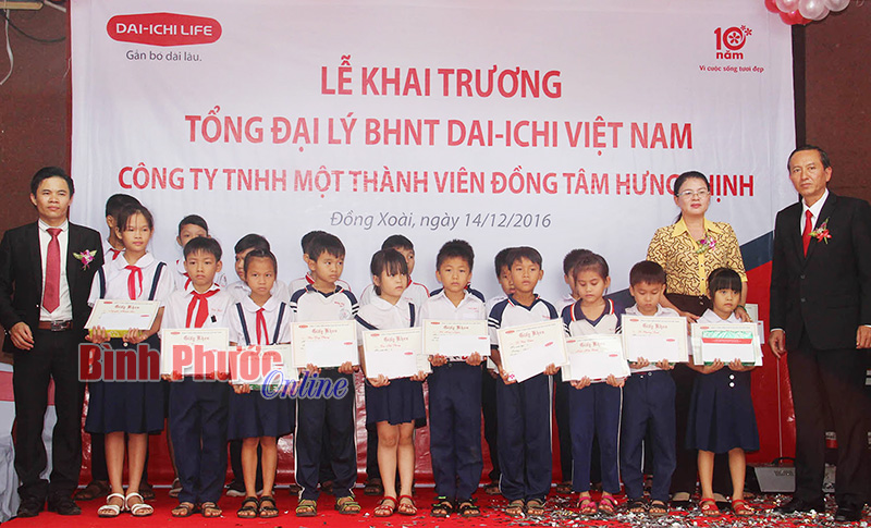 Dai-ichi Life Việt Nam trao học bổng cho học sinh nghèo ở Đồng Xoài