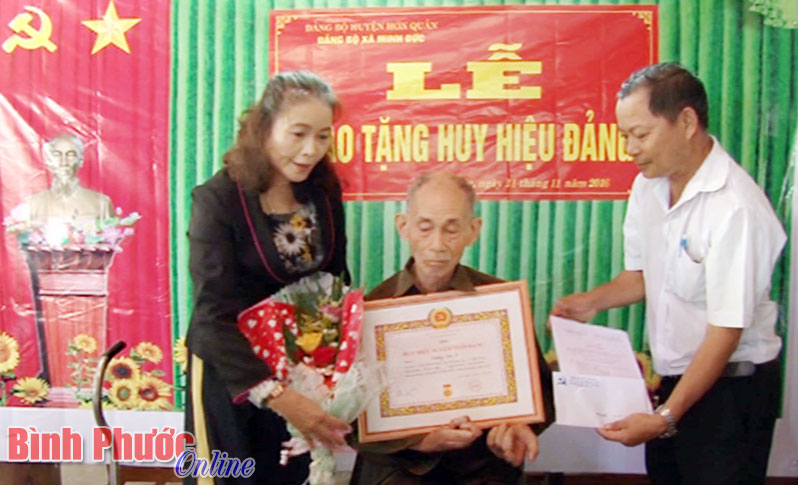 Đảng vi&ecirc;n Trương Văn Y nhận Huy hiệu 50 năm tuổi Đảng