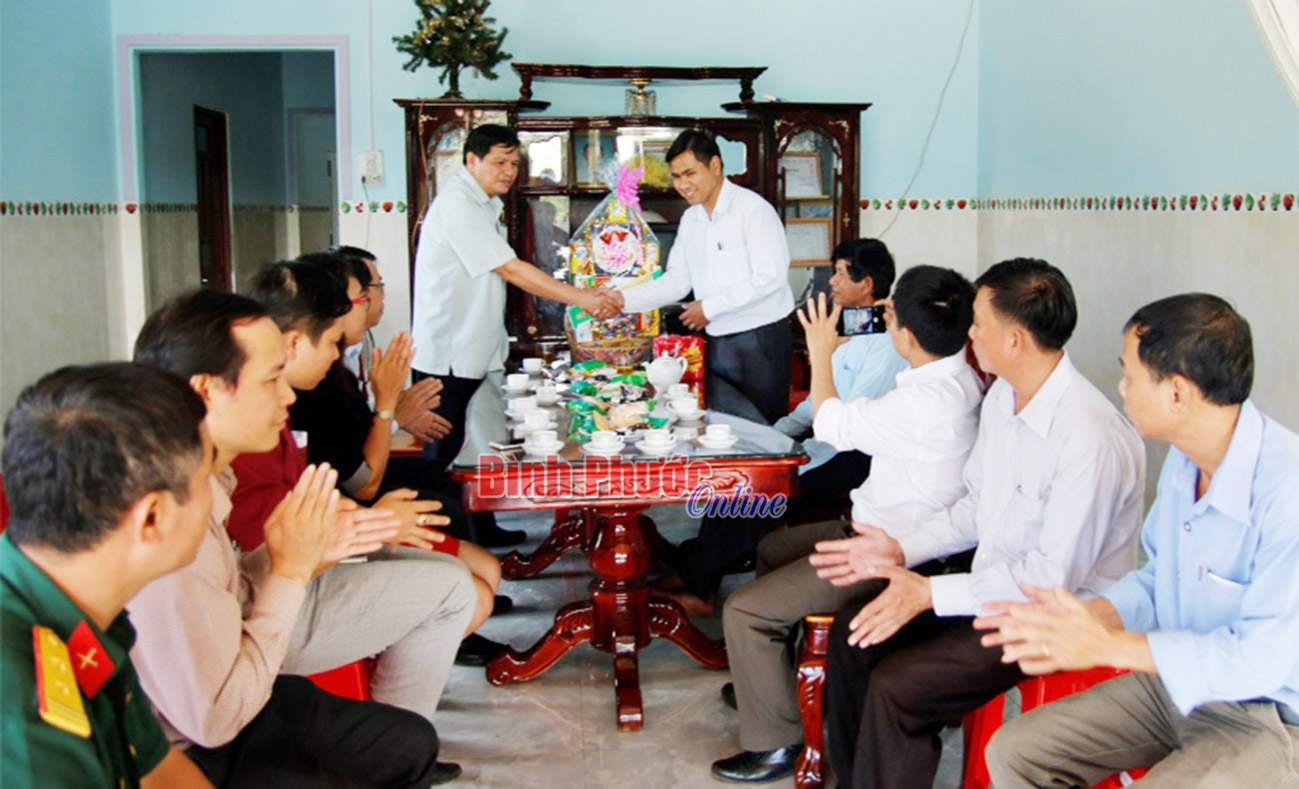 Lãnh đạo huyện Phú Riềng, Bù Đốp thăm, chúc mừng Giáng sinh 2016