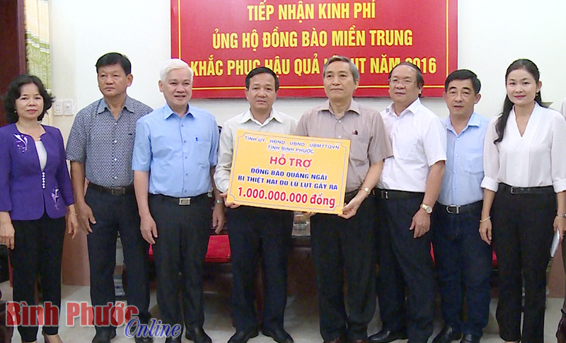 Đo&agrave;n c&ocirc;ng t&aacute;c tỉnh B&igrave;nh Phước tặng qu&agrave; nh&acirc;n d&acirc;n v&ugrave;ng lũ Quảng Nam, Quảng Ng&atilde;i