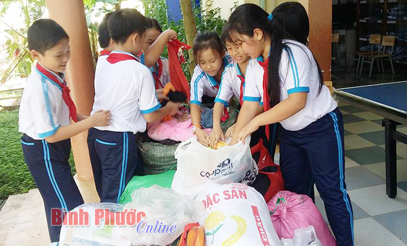 Đoàn viên, đội viên Đồng Xoài ủng hộ đồng bào miền Trung lũ lụt 34,4 triệu đồng