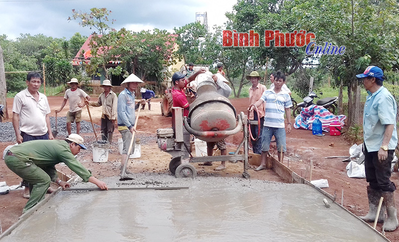 Phú Riềng: Nhân dân đóng góp 9,493 tỷ đồng xây dựng NTM