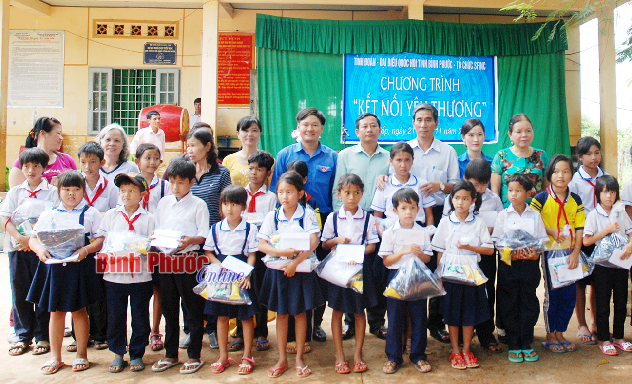 “Kết nối yêu thương” cùng học sinh Bù Đốp
