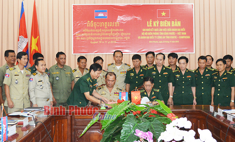 Bi&ecirc;n ph&ograve;ng B&igrave;nh Phước v&agrave; Ty c&ocirc;ng an Kratie hội đ&agrave;m phối hợp bảo vệ bi&ecirc;n giới