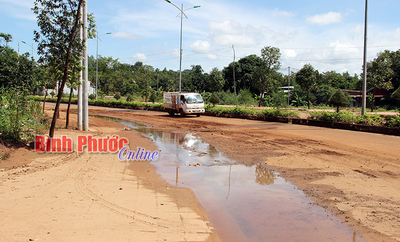 Đường v&agrave;nh đai hồ Suối Cam nhiều đoạn đọng đất v&agrave; nước